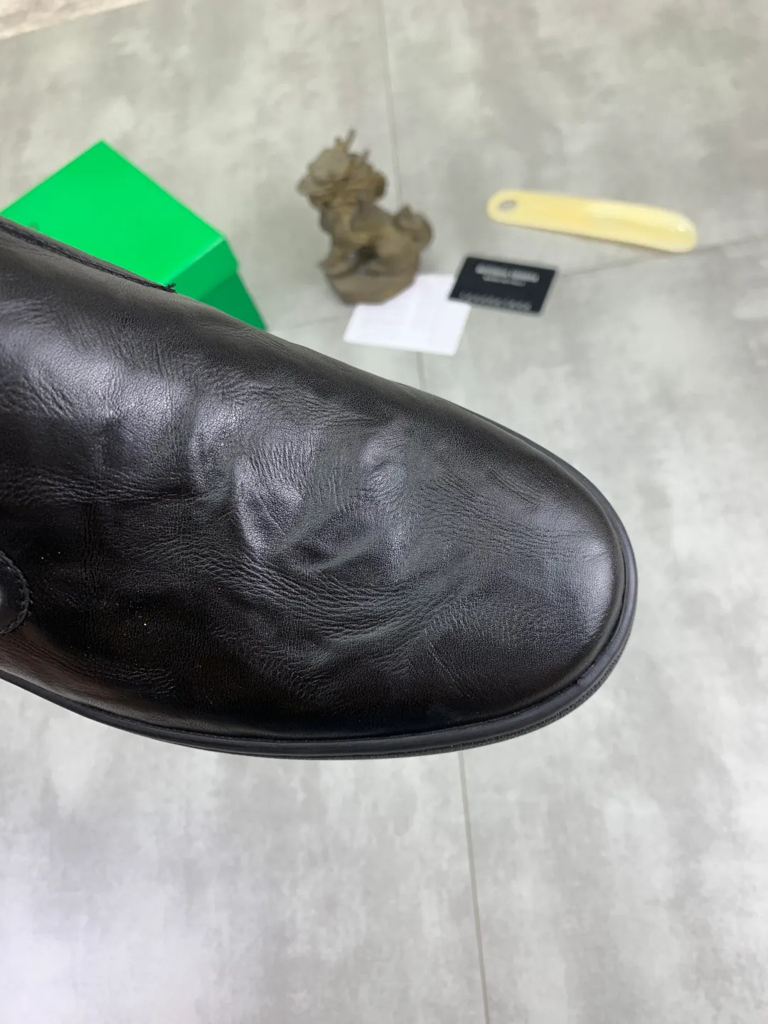 Men's shoes 💰P520 [New model] Water-dyed cow leather 💰High-quality business casual shoes 💎💎💎 BOTTEGA VENETA official website synchronizes the latest top version of BV in the market, accepts material comparison, shoe type comparison, process comparison, practical and textured, versatile and suitable for any occasion, the more you look at it, the more flavorful it becomes. Pure hand-woven craftsmanship - Upper material, hand-woven calfskin imported from Italy 🇮🇹 - High-quality water-dyed cowhide lining - Original private model customized outsole -Size: 39-45 Color: black or brown optional